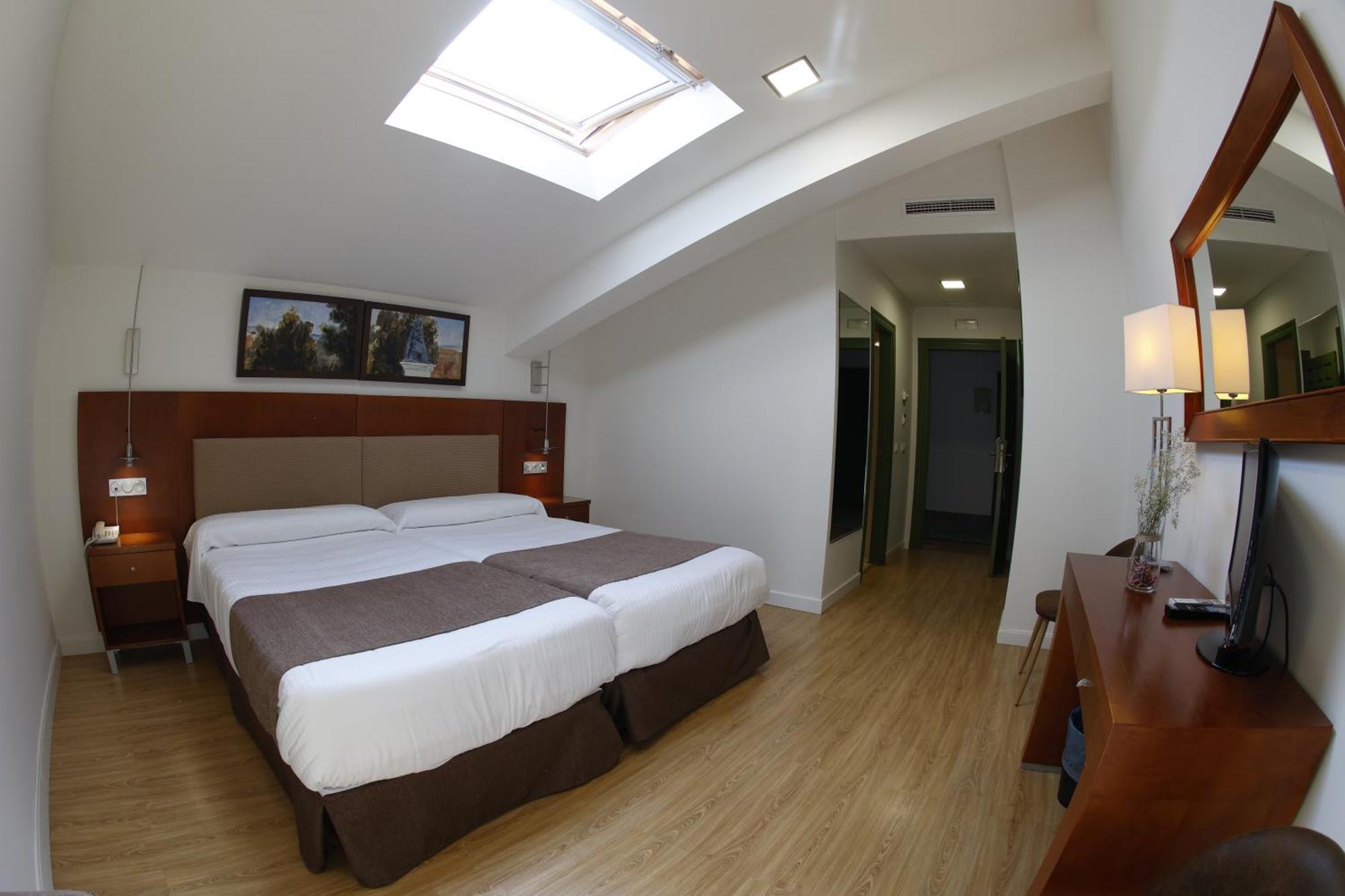 Hotel El Carmen Пуэнте-Хениль Экстерьер фото