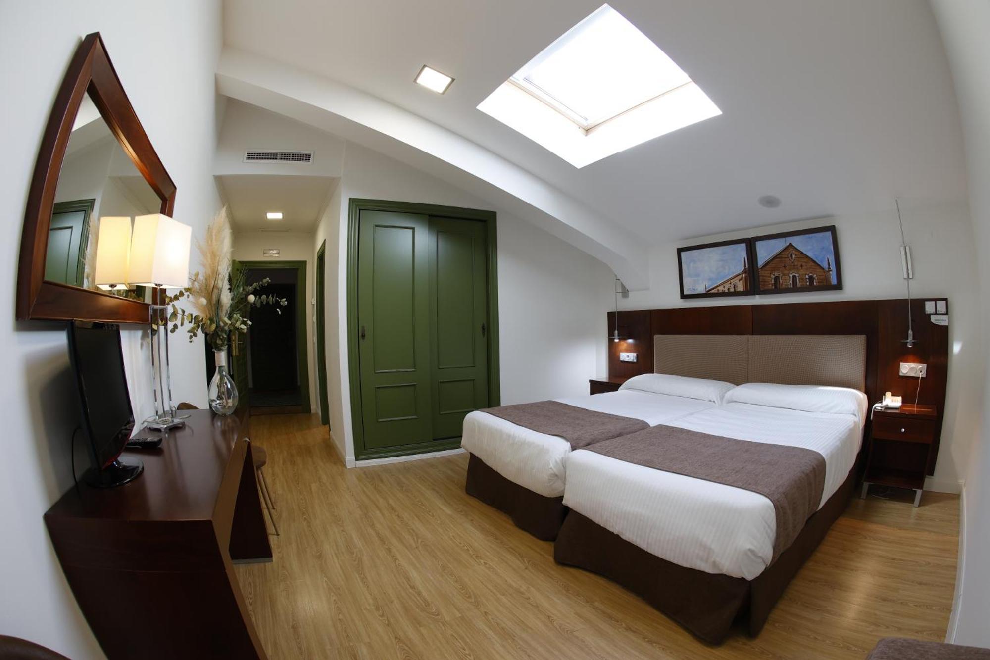 Hotel El Carmen Пуэнте-Хениль Экстерьер фото